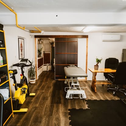 Stół do fizjoterapii i sprzęt rehabilitacyjny w gabinecie